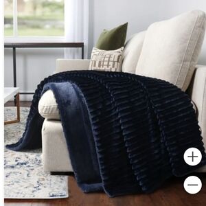 (Ew)Life comfort textured faux-fur throw